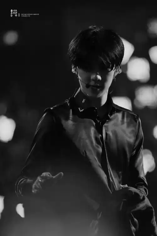 吴世勋超话#吴世勋#        顺毛黑发61黑西装61漂亮脸蛋61粉粉