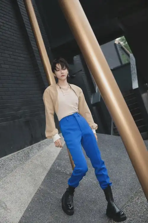 刘雨昕今日份品牌活动,生图都好绝呐 这个身材真的太优越了～__财经