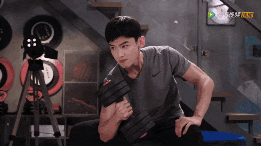 fan动态丨白敬亭大秀肌肉明星们的警察造型盘点