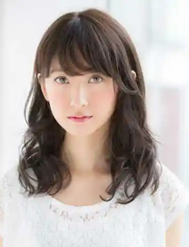 修颜斜刘海设计甜美有女人味