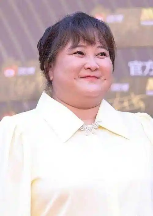 原创求求贾玲快减肥吧衬衫配半身裙目测200斤脖子都看不见了