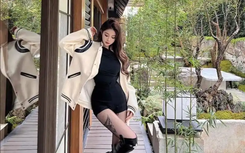 穿长靴来公园散步很捂脚