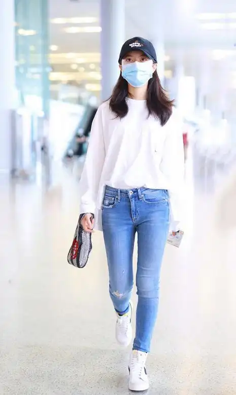 17岁赵今麦真会穿用白色卫衣配牛仔裤清新简约好时尚