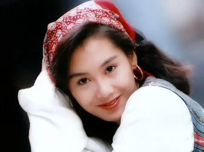 回顾52岁朱茵现状曝光:住深山残屋,开97年车,自由自在