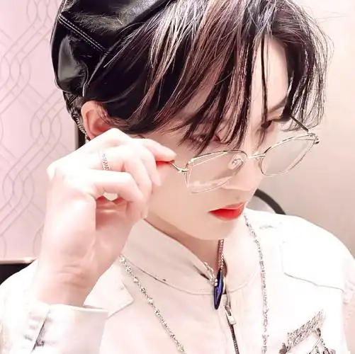 陆柯燃滤镜头像