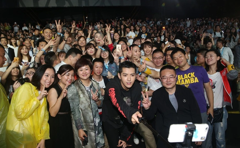 吴亦凡杭州活动频卖萌 举止亲切与千人合影