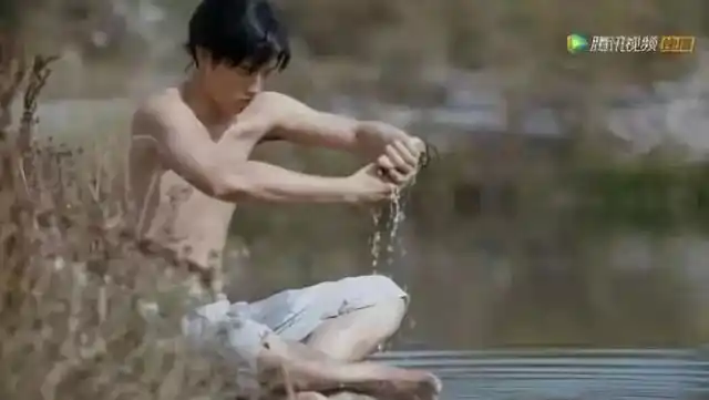 陈飞宇拉低裤子秀腹肌登热搜,这身材怎么样?