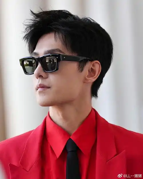 内娱名品鼻#杨洋的鼻子是女娲毕设侧颜男神!