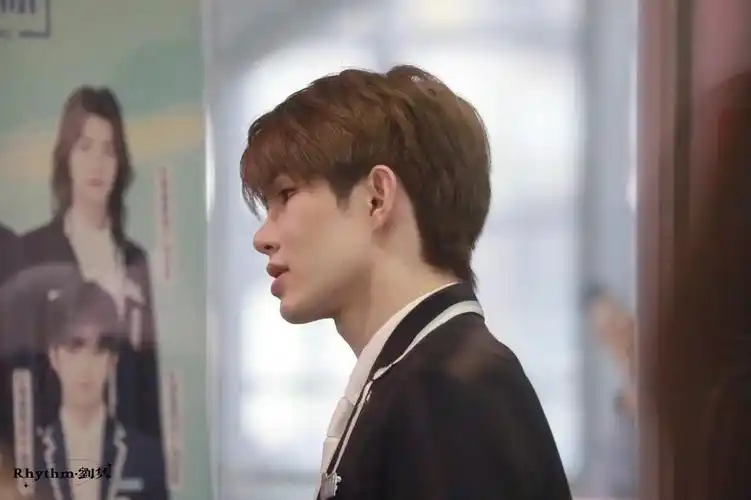 刘隽的精致侧颜楼