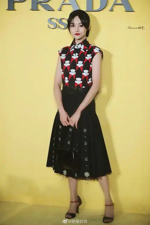 郑爽最新造型,她身着无袖印花上衣配以黑色百褶裙
