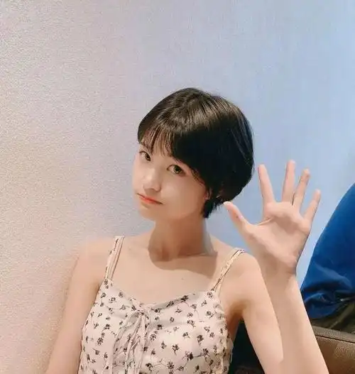 少年感短发"既有小男孩的俏皮,又有少女的灵动伪装高中生秘籍去酒吧