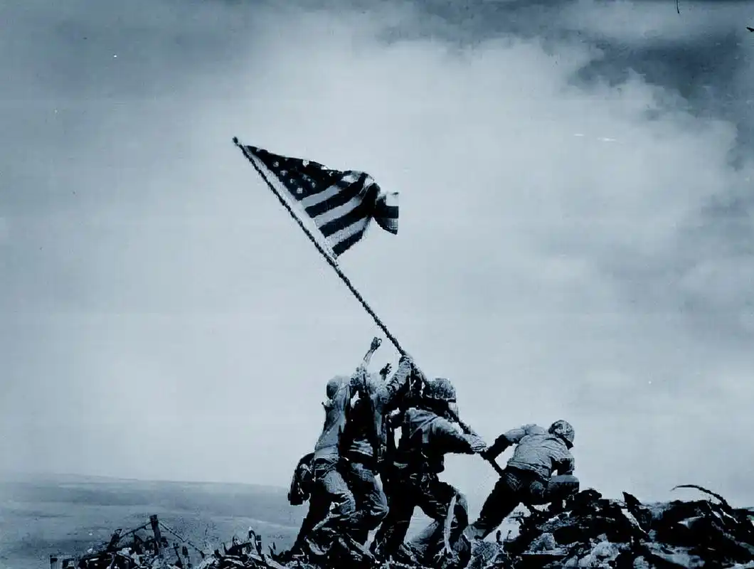 苏联的柏林战役:1945年5月1日,苏联士兵在德国国会大厦插上胜利旗帜