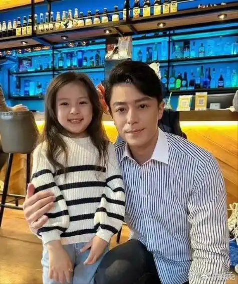 林心如女儿小海豚,跟霍建华简直一模一样,这基因搭子实在强大,堪比迷
