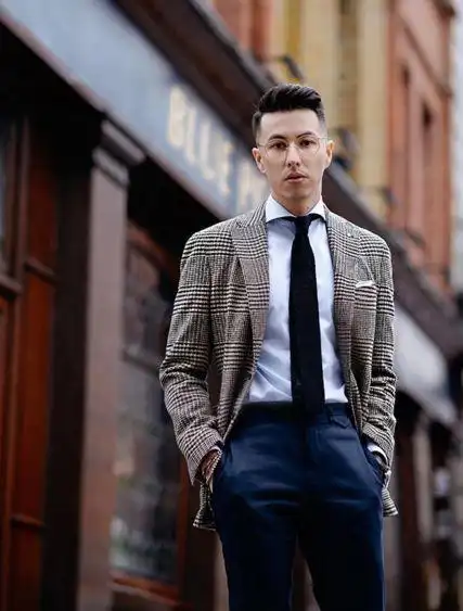 是从上往下过目的发型是别人认识,判断你的"头部"部位那么,绅士风发型