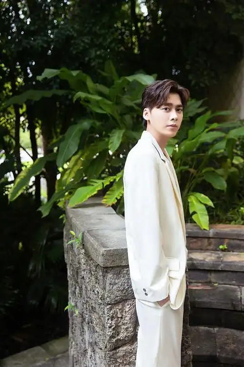 8月24日,李易峰的一组初秋写真曝光.打开凤凰新闻,查看更多高清图片