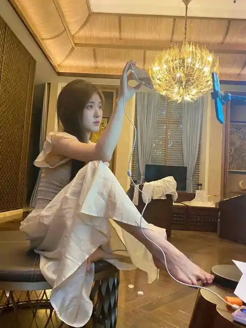 赵露思光脚丫自拍,这么可爱谁顶的住啊!