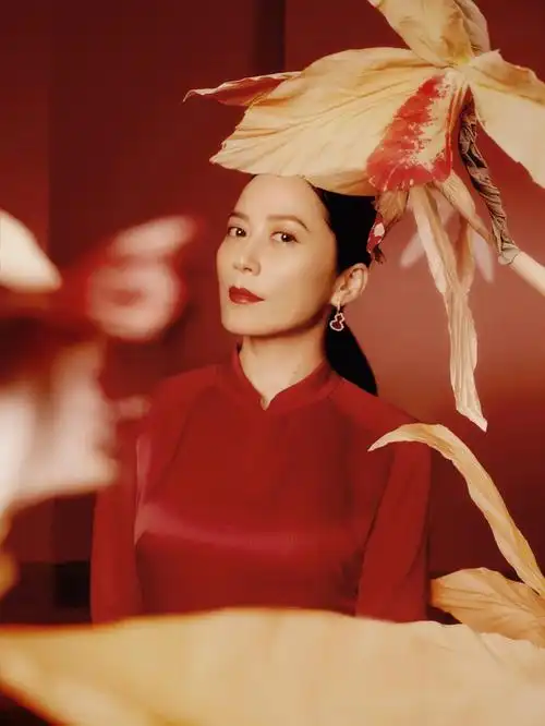 中国内地著名女演员俞飞鸿佩戴wulu系列拍摄