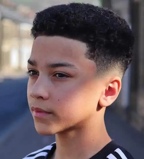 小男孩的发型也要潮,自然卷的头发将发尾抓翘一些,露出眉眼来,显得更