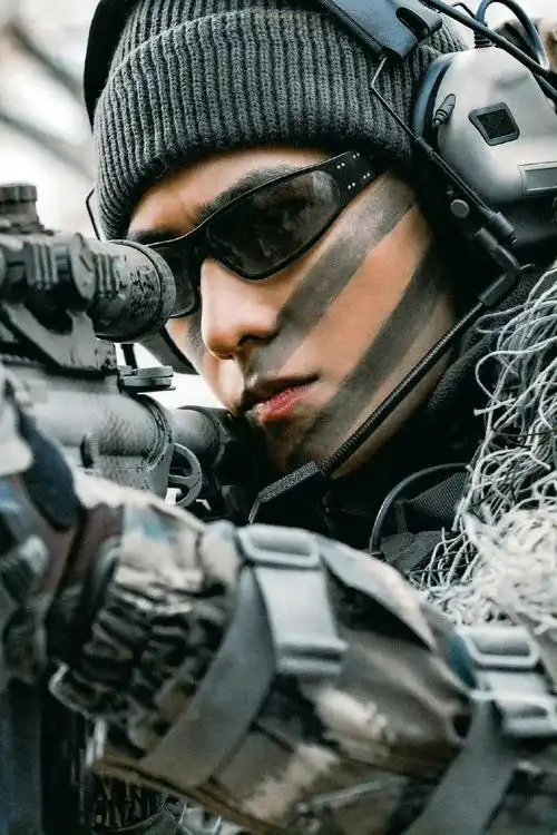 💖 #特战荣耀开播三周年# 让我们再次跟随杨洋的