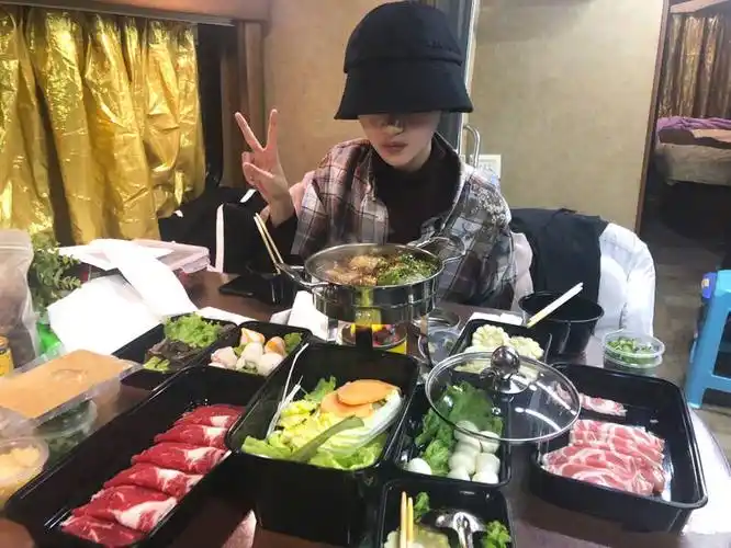 周冬雨马思纯相约吃火锅 一个低头猛吃一个忙工作