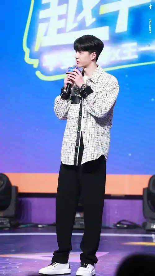 王一博今日活动饭拍格子衬衫外套搭配简约黑色休闲裤