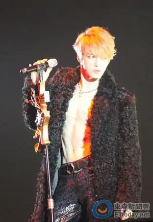 jyj金在中袭台开唱撞金马50 半裸露肌秀刺青爽翻粉丝 | ettoday 东森