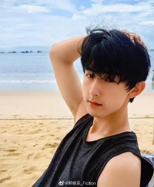 郭俊辰晒照告别六月~黑色无袖上衣好酷啊!这肌肉线条针不戳啊!