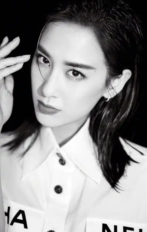 明星图片 大陆 女 黄圣依 > 黄圣依时尚摩登黑白写真图片(5/9)黄圣依