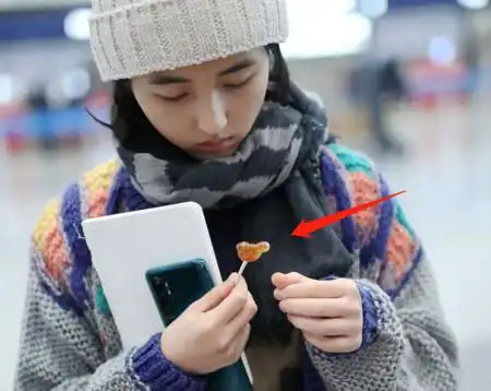 张子枫吃"棒棒糖"现身机场,看清糖的模样,贫穷限制了我的想象