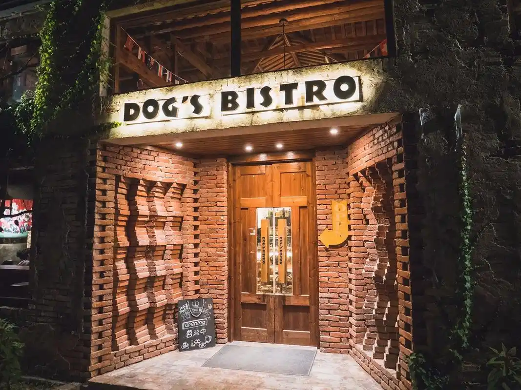 狗窝酒吧有一个红砖做成的大门,大家都惊呼