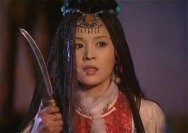 二,不得已把爱女嫁给葛尔丹,之后又把爱上蓝齐儿的葛尔丹杀掉了.