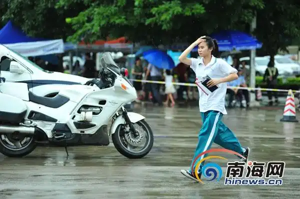 海口:高考最后一科开考 学生冒雨跑向考场