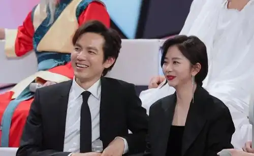 《快本》的后半程,钟汉良和谭松韵都放弃营业,全程化身吃瓜群众,对于