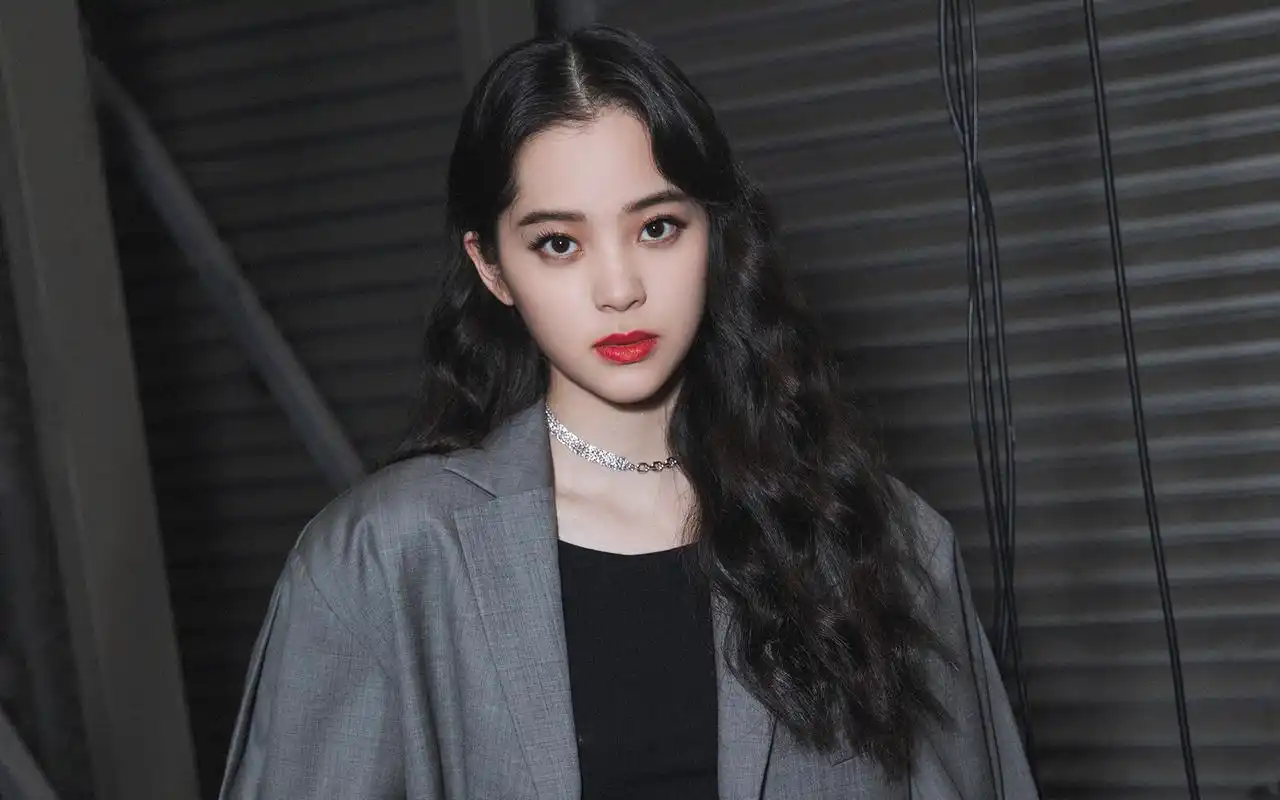 欧阳娜娜西装酷美高清桌面壁纸