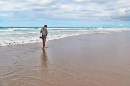 钱包在沙滩上图片