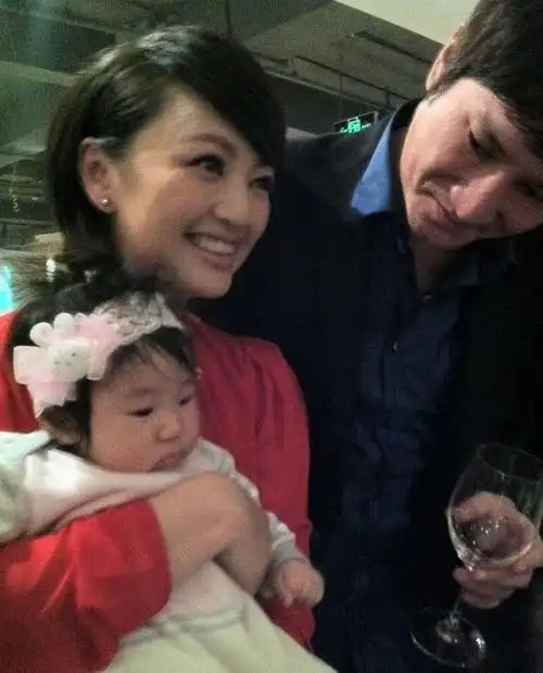 罗海琼:靠"嫁人"翻身,42岁生二胎,老公不帅却很有钱