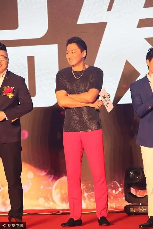 58岁何家劲身材未走样