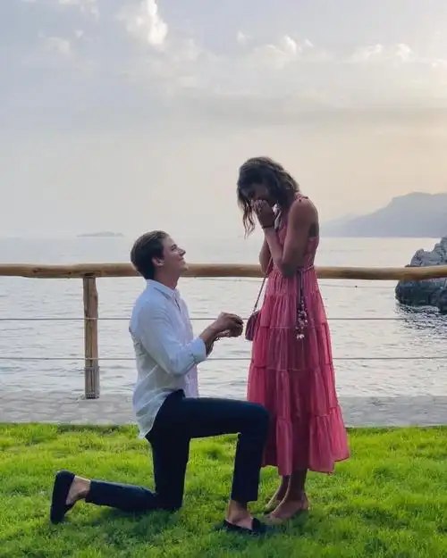 taylorhill宣布与男友danielfryer订婚