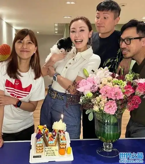 黎姿为李嘉欣庆祝生日:两大女神合体同框,奢华彩虹蛋糕成亮点 .