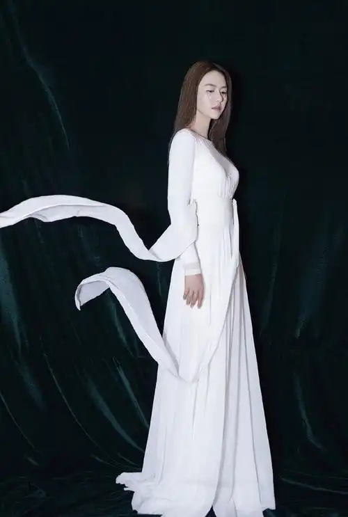 谭维维,开叉白裙优雅女神范写真,清新十足的她你见过吗__财经头条