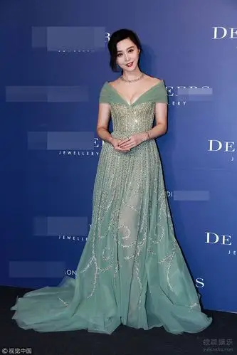 范冰冰穿薄荷绿拖地裙美腿隐现女人味十足