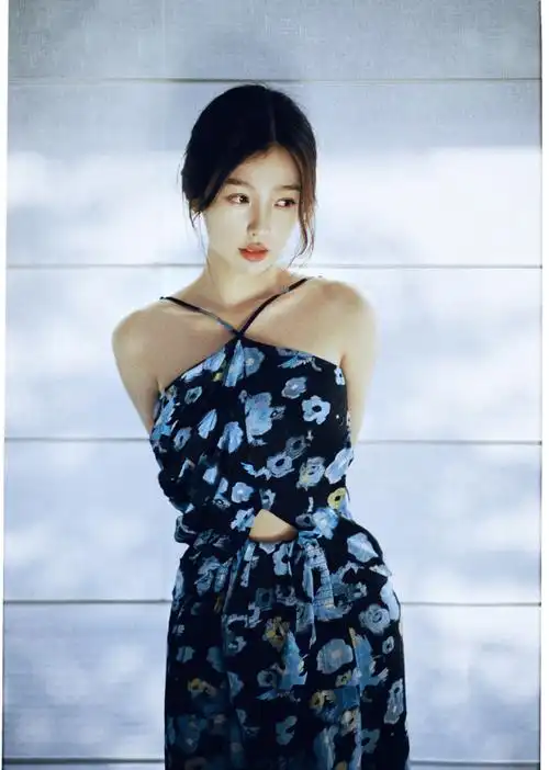 虞书欣穿吊带花裙露香肩气质温柔太迷人3