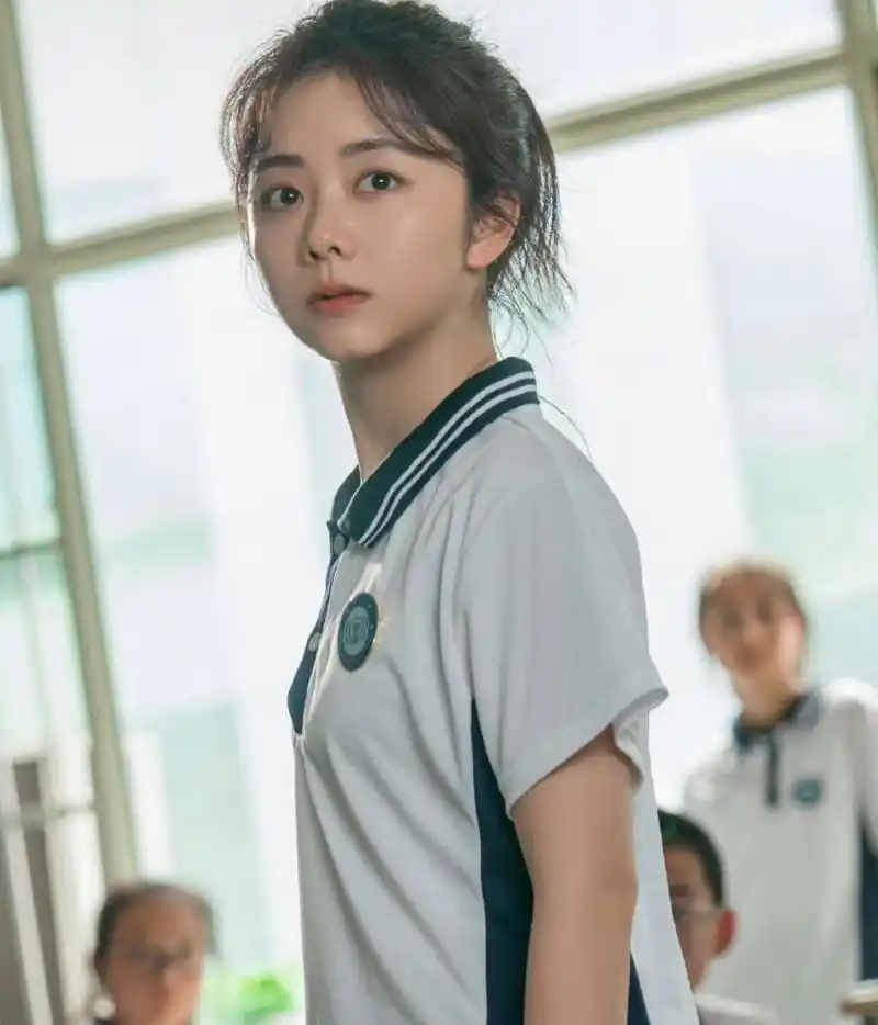 谭松韵分享新戏剧照,她三十多岁还能把校服穿出青春感,这张娃娃脸太