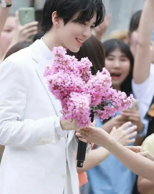 王俊凯写真引热议,手捧玫瑰单膝跪地,背景布置的像"求婚现场"