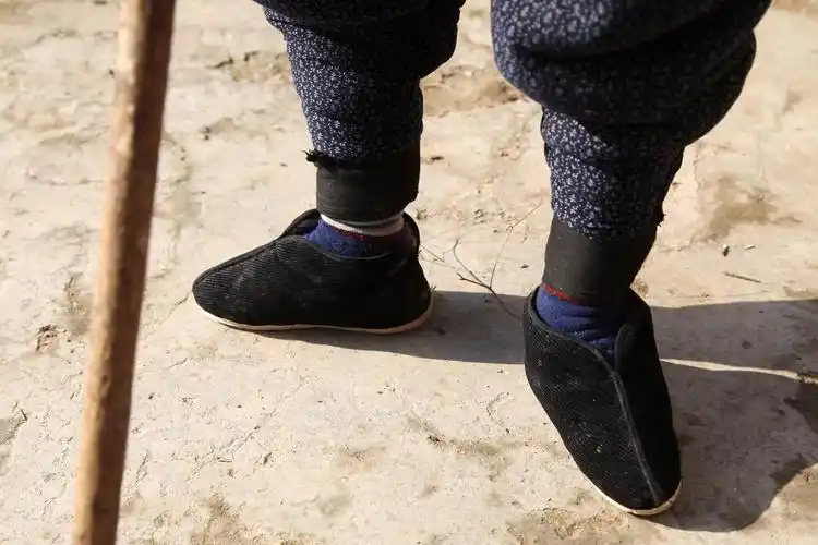 104岁小脚老奶奶喜欢干活,76岁儿子笑谈"管不了",咋回事_手机搜狐网