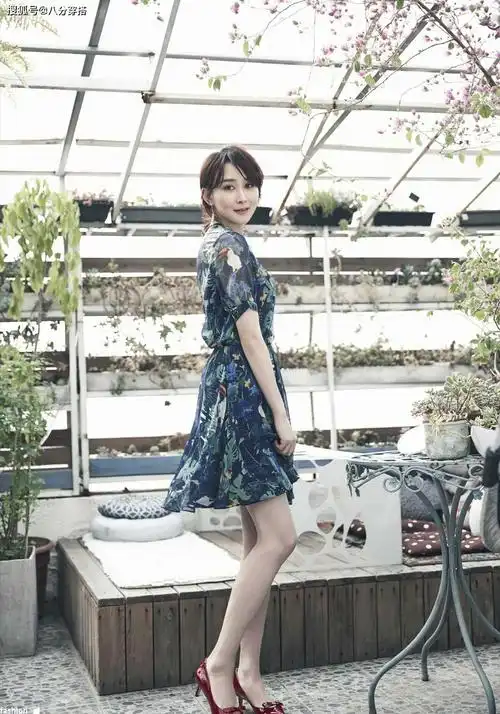 胡静气质果然不一般穿红色连衣裙端庄优雅成熟大气不失女人味