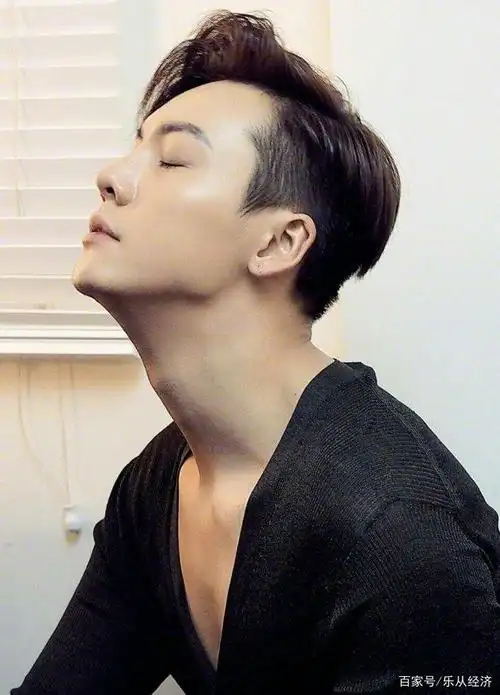 拥有完美颜值的陈伟霆,连侧脸都是那么的完美!