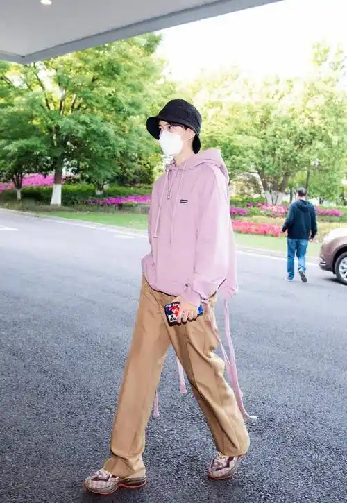 任嘉伦的眼睛会说话,赋予每个角色以灵魂,他的衣品也让人着迷_卫衣