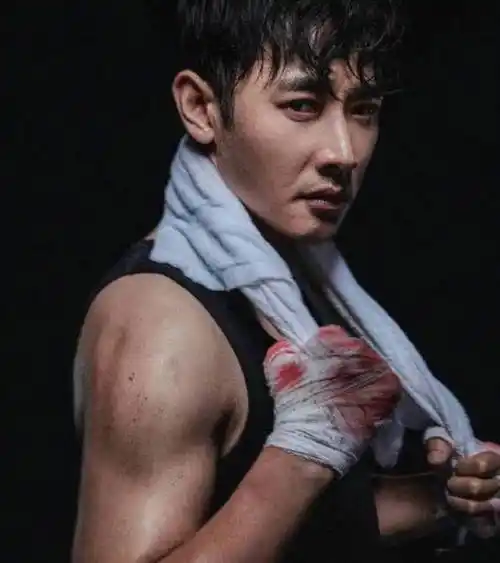 罗晋拍打戏拒替身 片场随时随地健身 被p成表情包