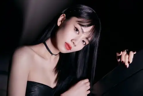 刘惜君斜肩皮裙性感写真图片